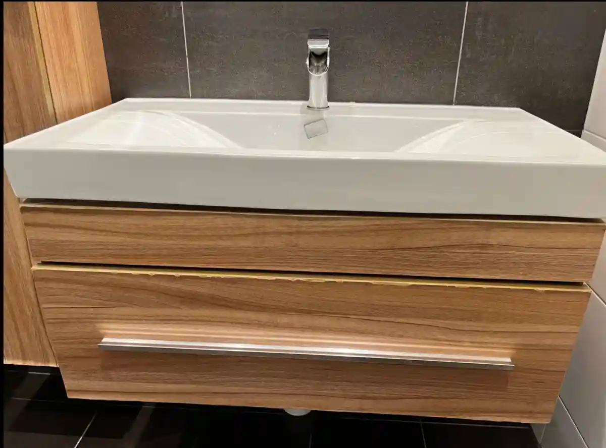 Ahşap dolaplı banyo lavabosu