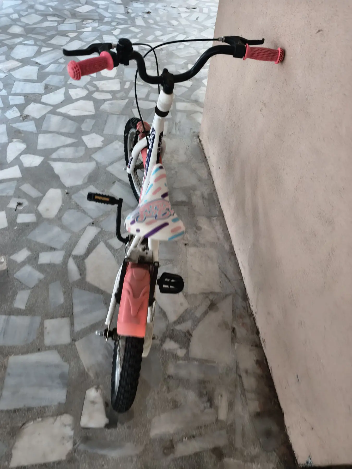 Pembe renkli çocuk bisikleti