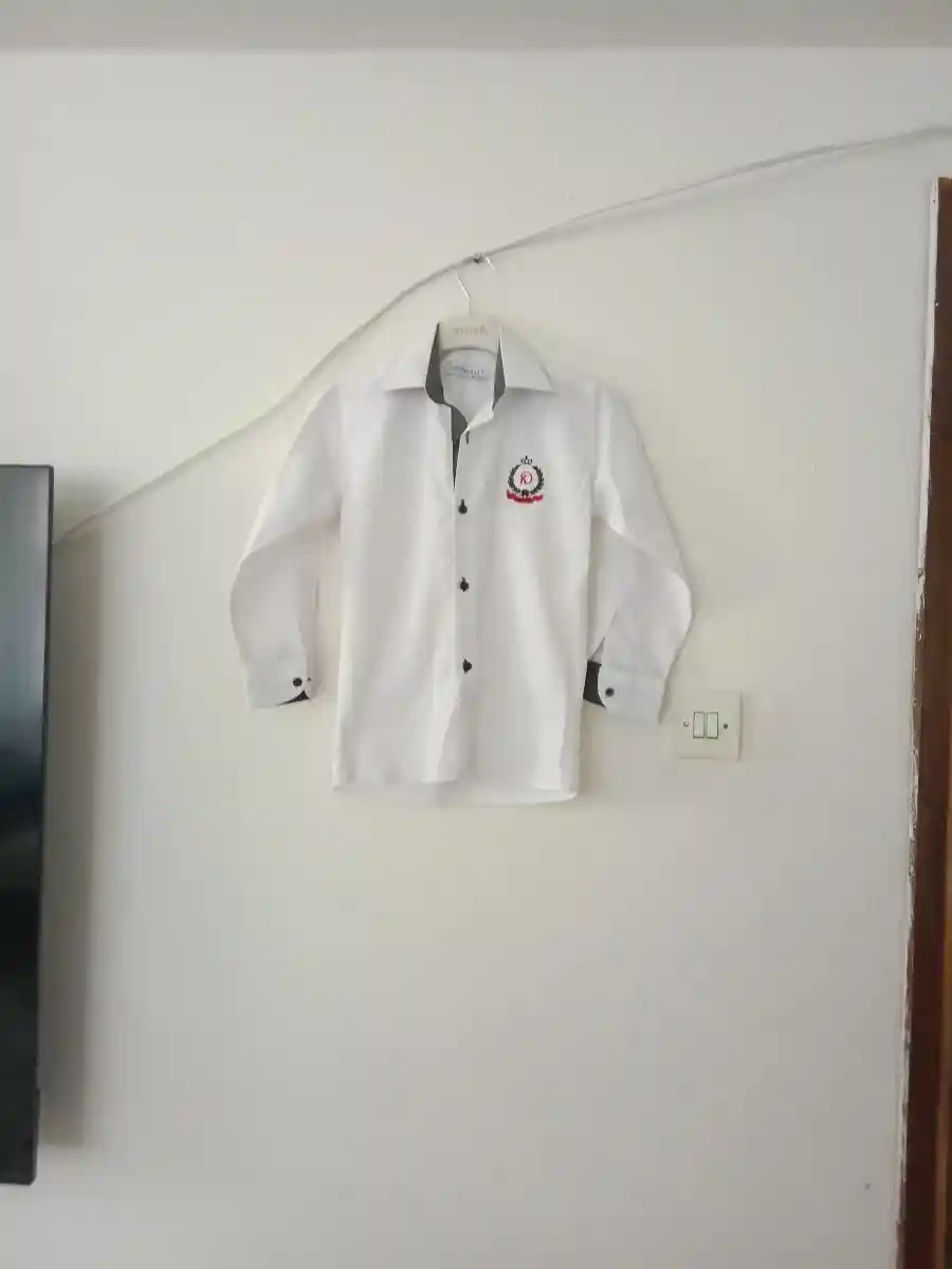 Beyaz düğmeli gömlek erkek çocuk gömlek modelleri temiz bir şekilde kullanılmıştır