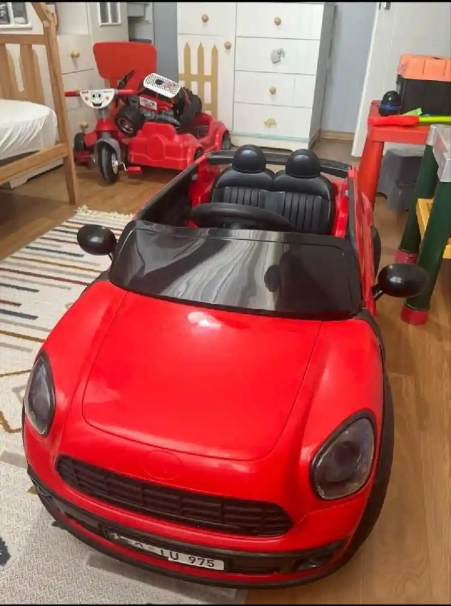 Kırmızı elektrikli çocuk arabası