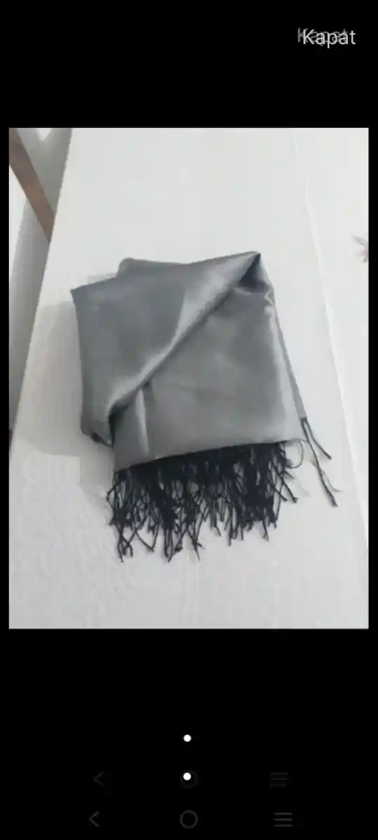 Gri renkli şal