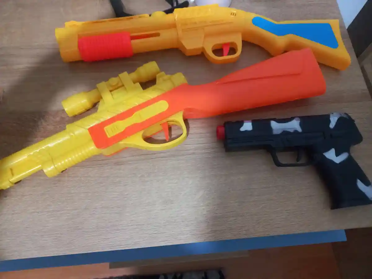Renkli oyuncak silah seti ilan görseli