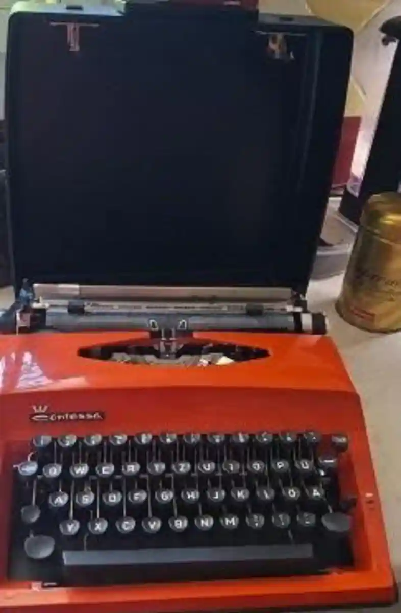 Turuncu renkli retro yazı makinesi ilan görseli