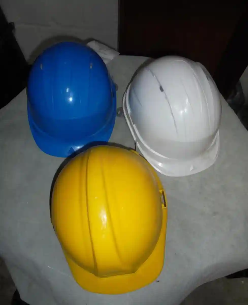Farklı renklerde 3 adet baret seti