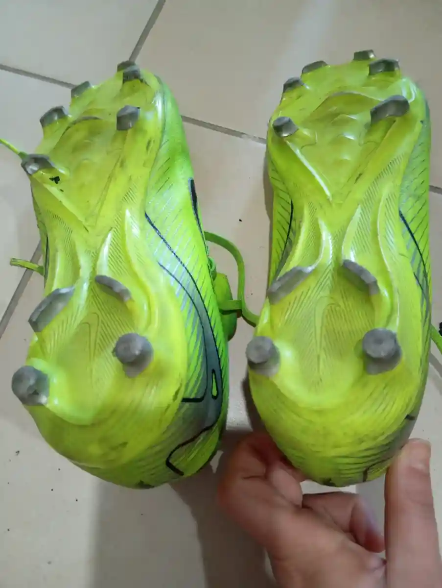 Yeşil renkli futbol kramponu