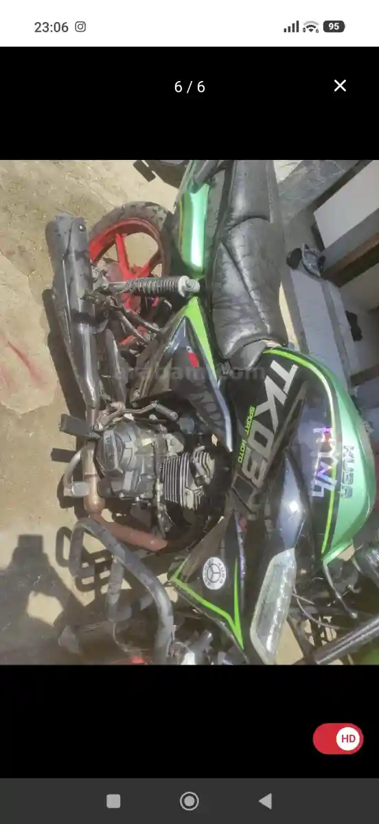 Yeşil renkli motosiklet