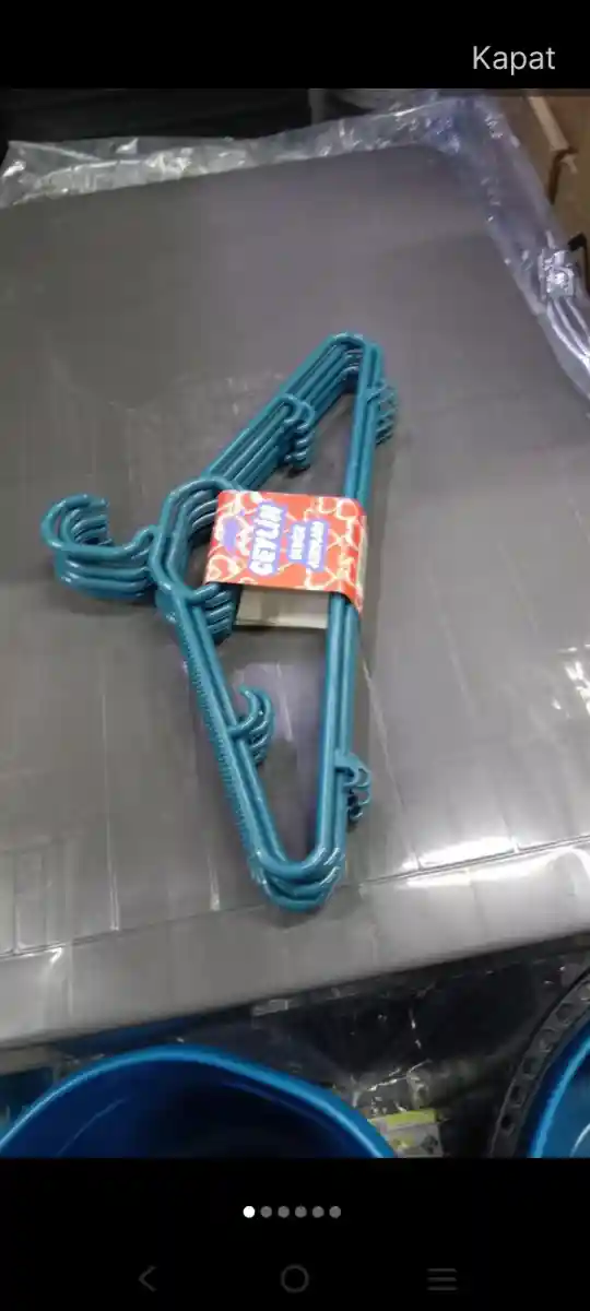 Mavi renkli kıyafet askısı