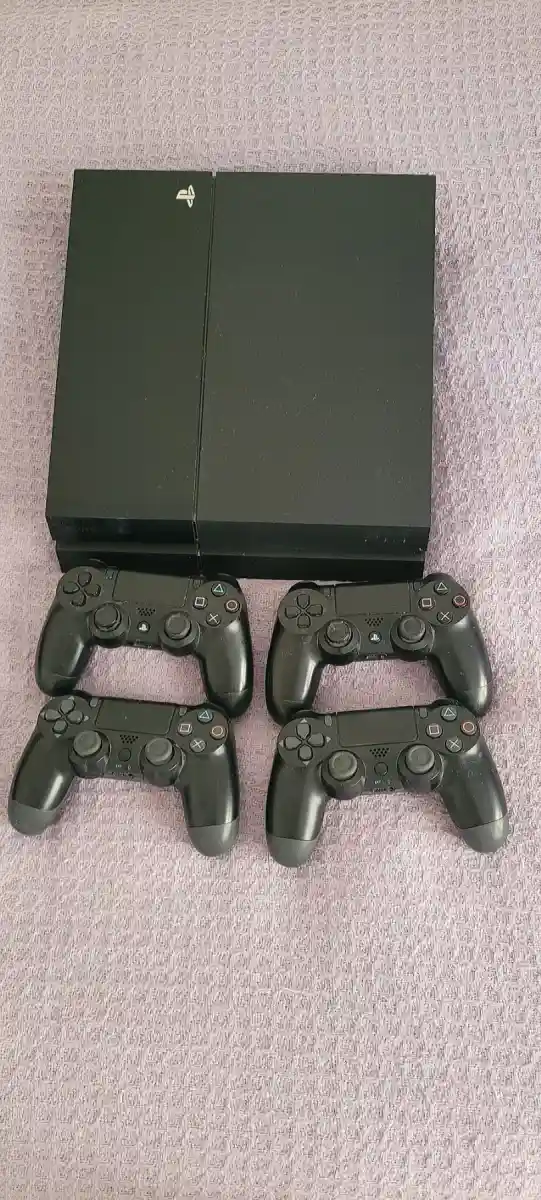 Playstation 4 ve 4 kumanda
