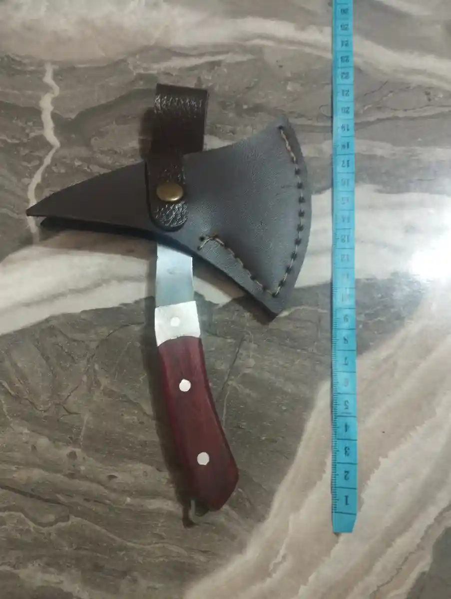 Ahşap saplı şık balta