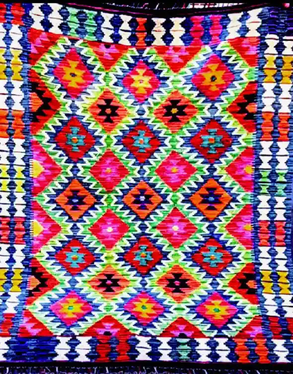 Renkli desenli el yapımı kilim halı