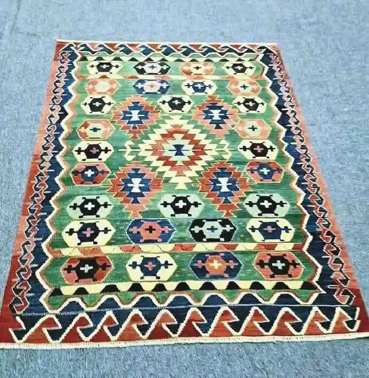 Renkli el dokuması yün kilim halı