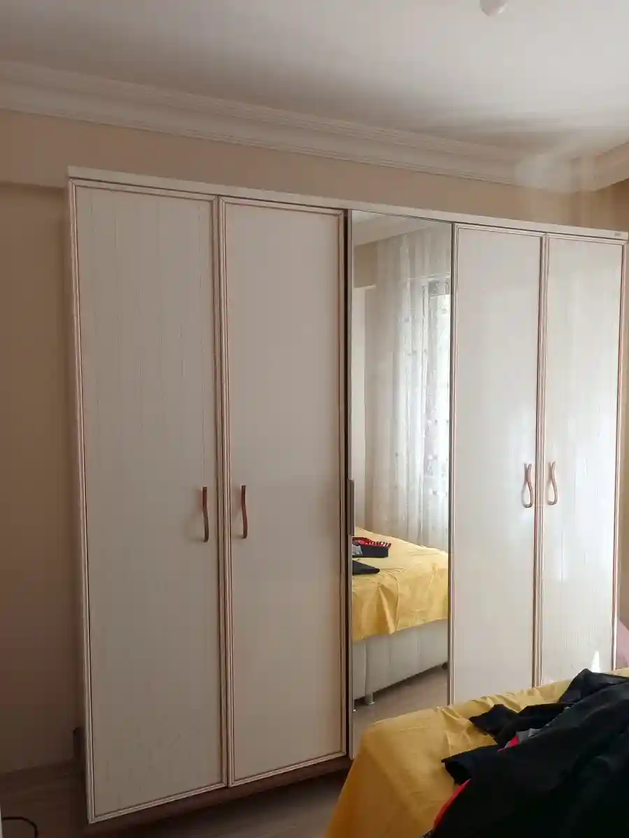 Beyaz dört kapılı gardırop