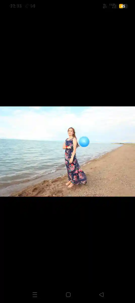 Plajda renkli elbise