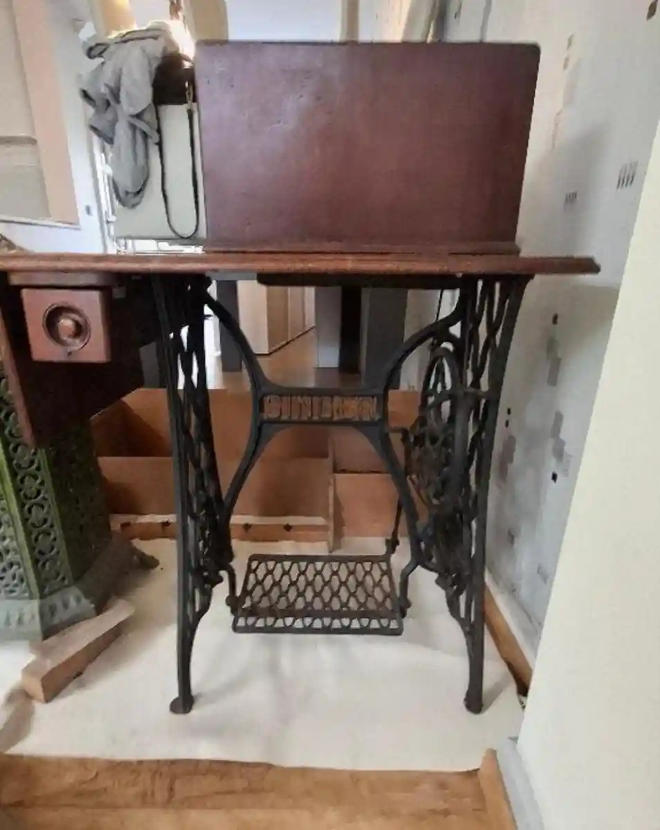 Vintage ahşap dikiş masası