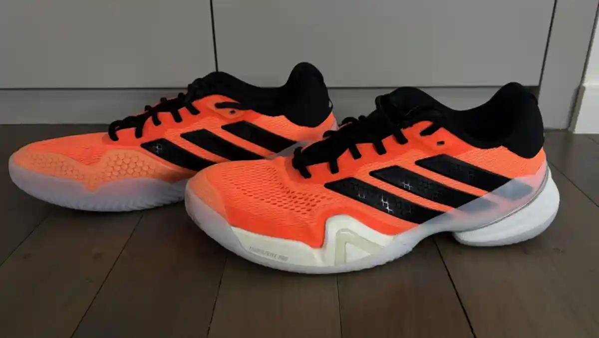 Parlak turuncu tenis ayakkabısı