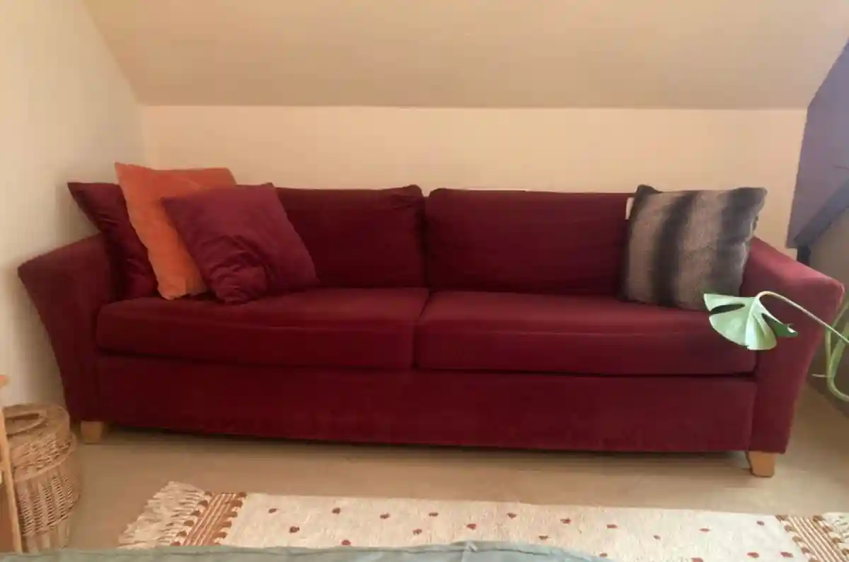 Kırmızı üçlü koltuk