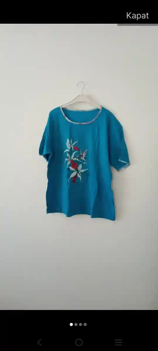 çiçek desenli mavi tişört