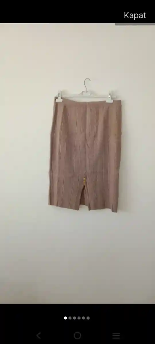 Dikey çizgili pudra rengi etek