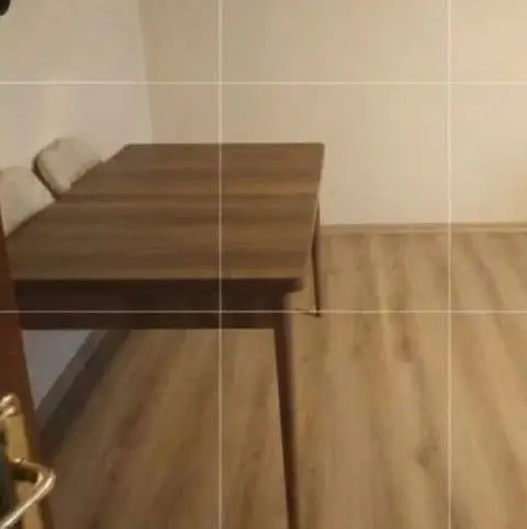 Kahverengi ahşap yemek masası