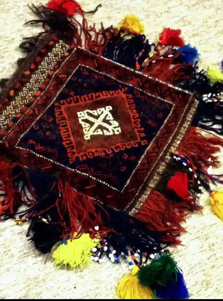 Renkli fringed el yapımı halı