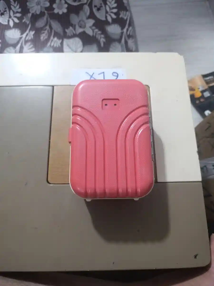 Pembe taşınabilir kasa