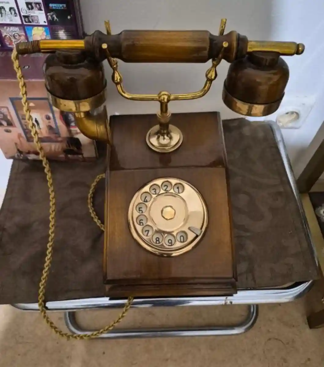 Ahşap gövdeye sahip retro telefon