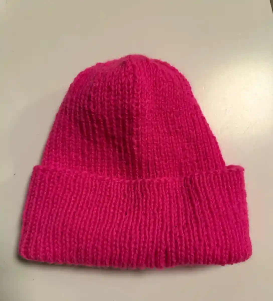 Canlı pembe kış şapkası