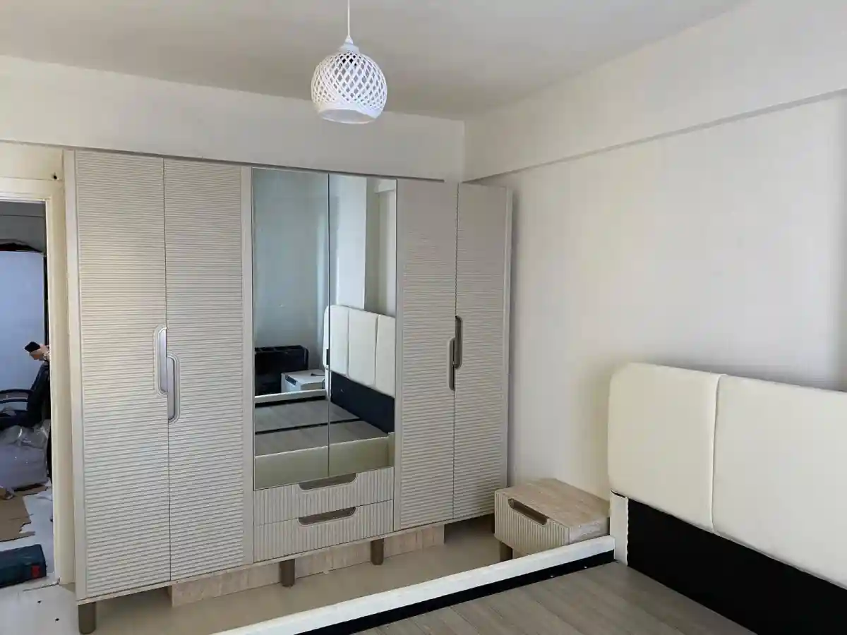 Ayna ve raflı modern gardırop