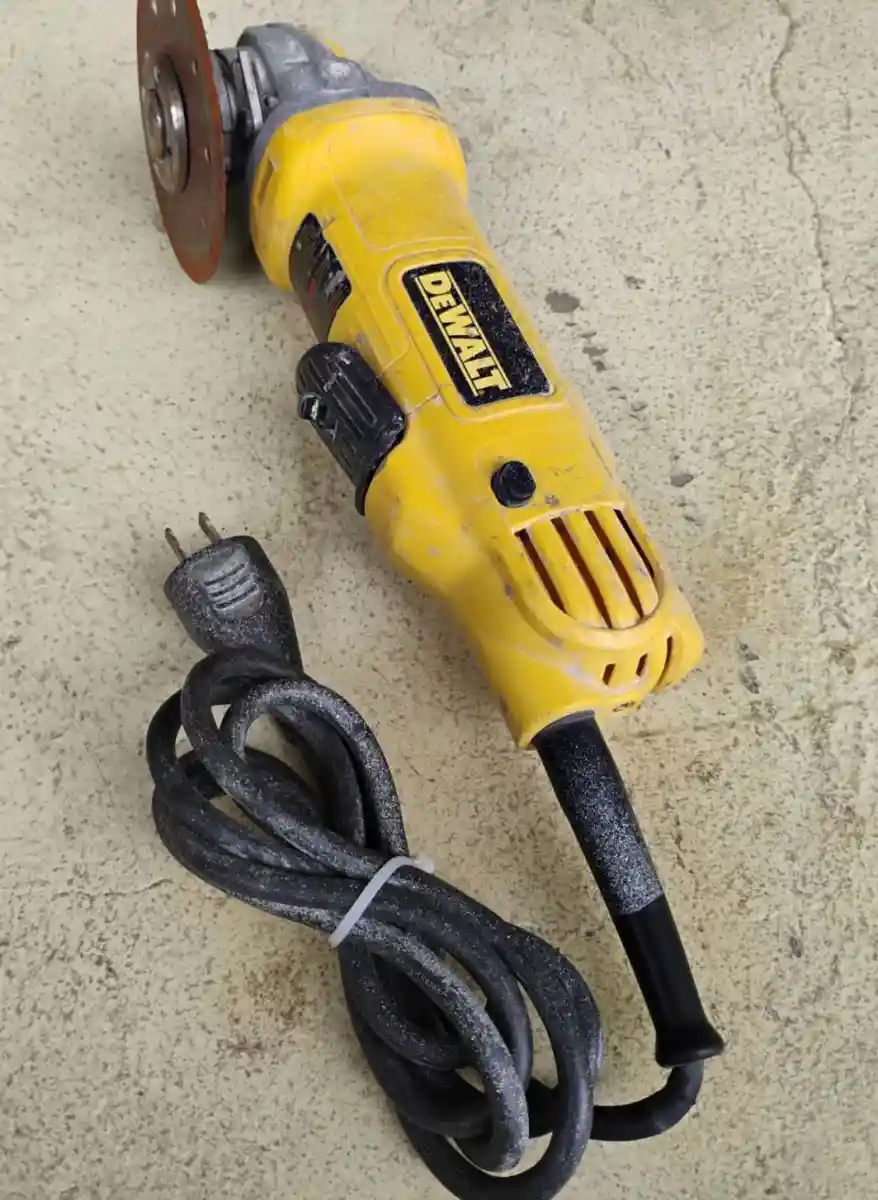 Dewalt sarı küçük taşlama makinesi