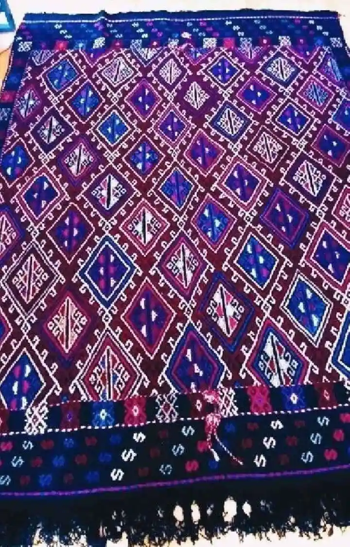 Desenli el dokuması kilim