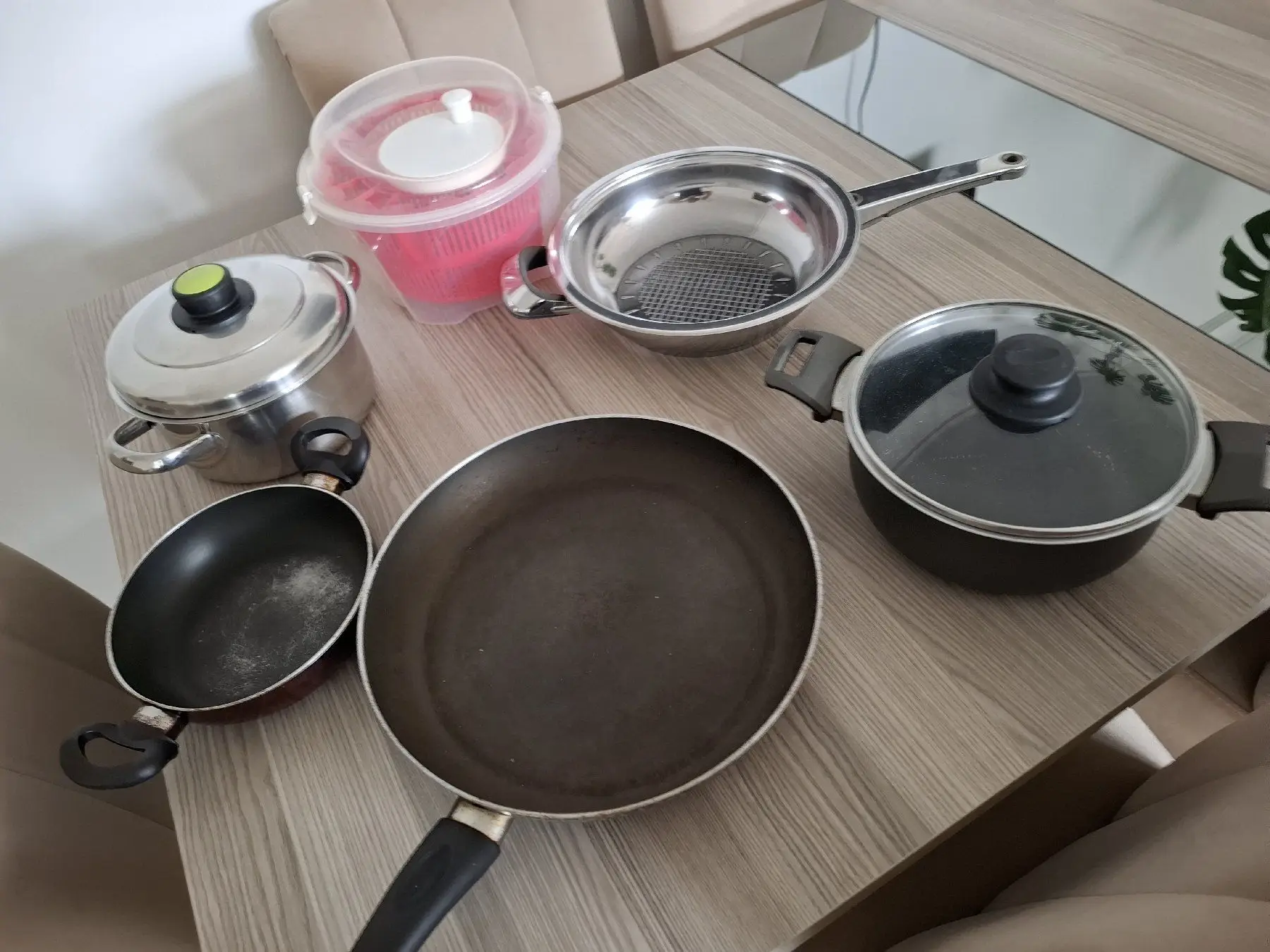 Farklı boyutlarda tava ve tencere seti
