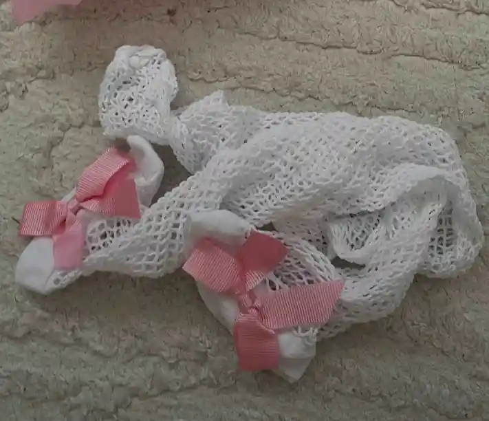 Ağ desenli pembe kurdeleli çorap