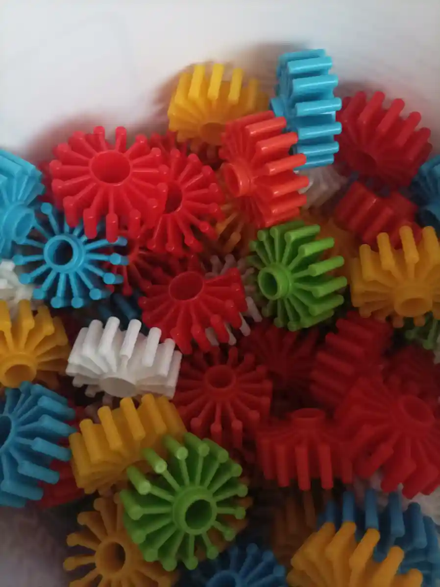 Renkli plastik dişli parçaları seti