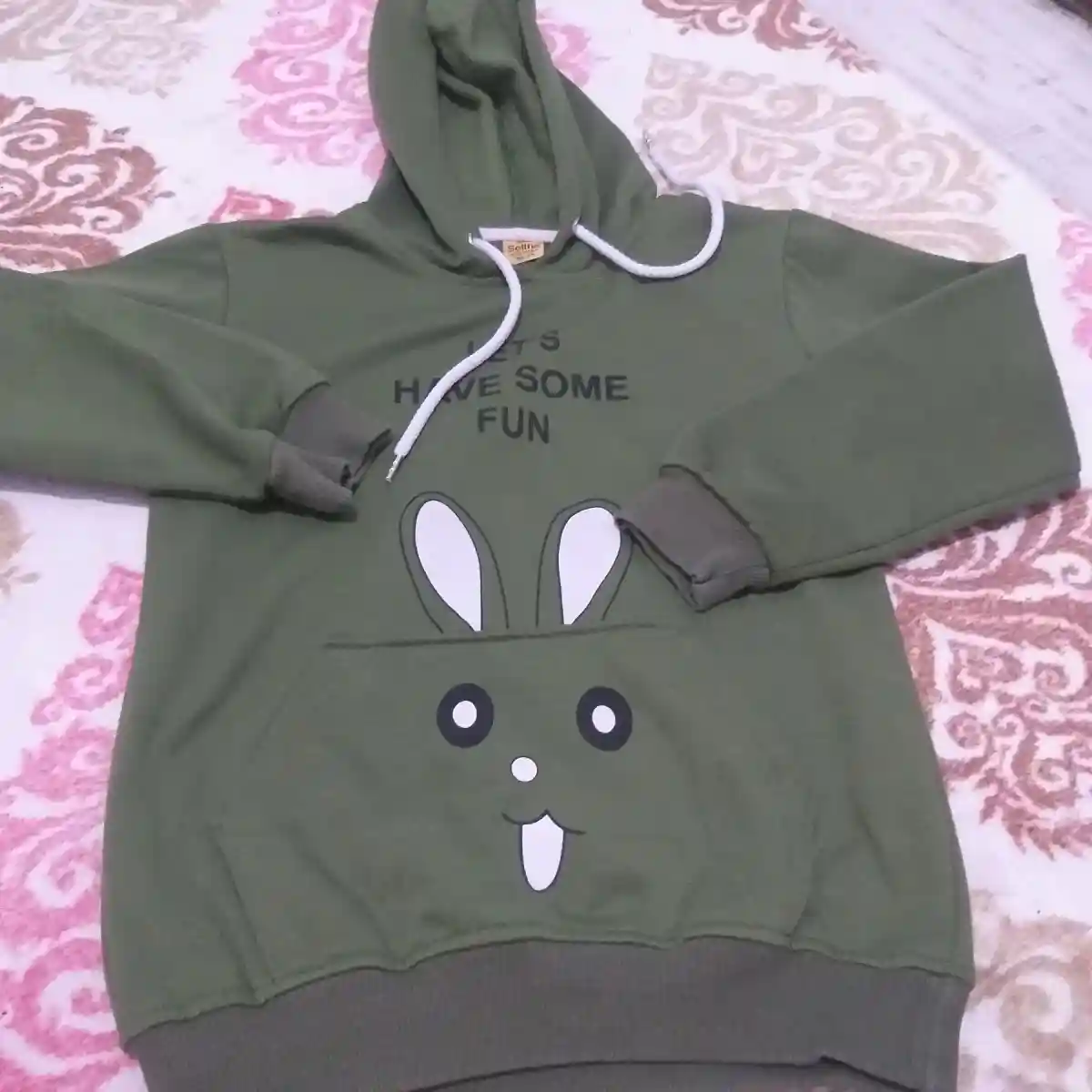Kapüşonlu yeşil tavşan desenli sweatshirt