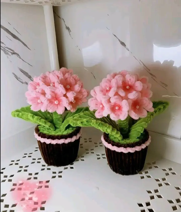 Pembe yapay çiçekler