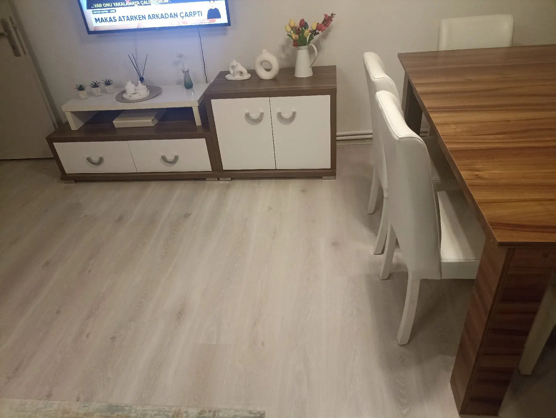 Modern tv ünitesi ve yemek masası takımı