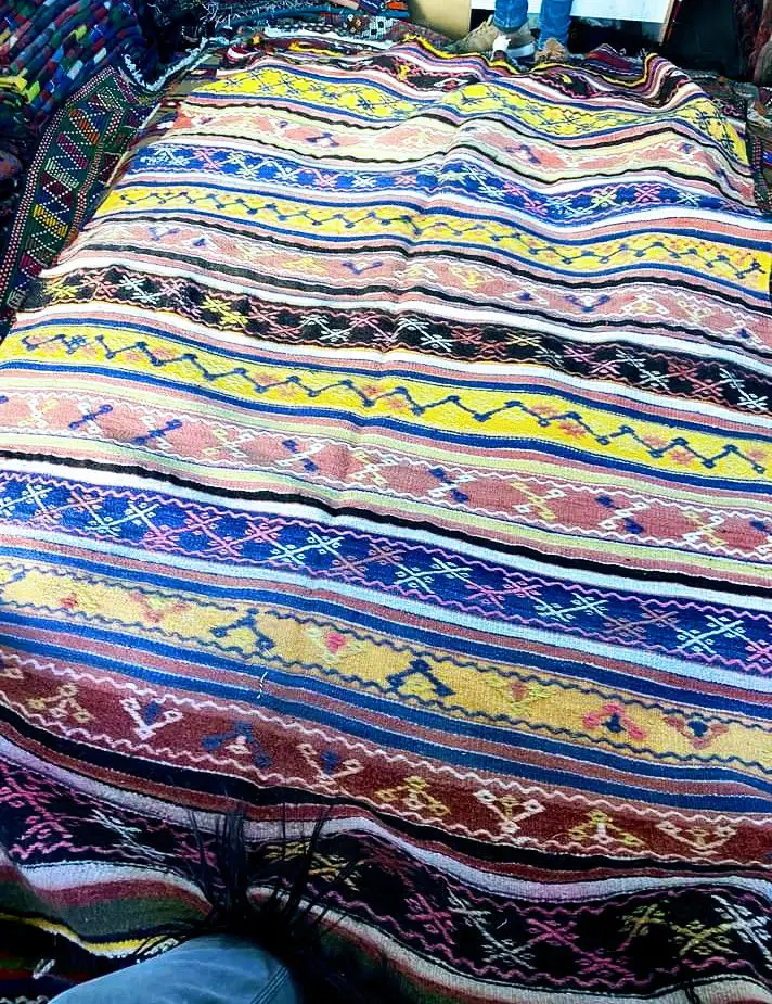 Renkli desenli el dokuma kilim