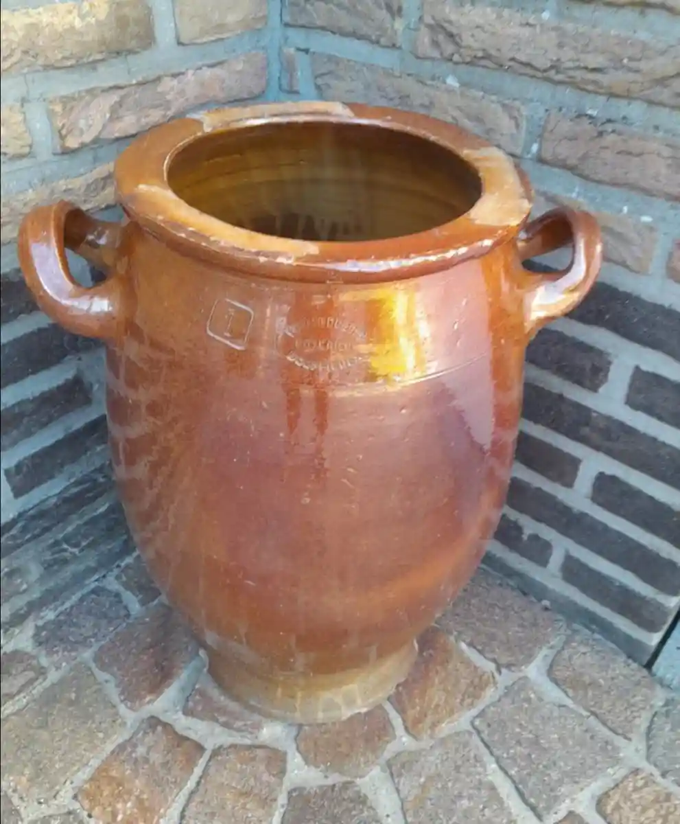 El yapımı seramik vazo