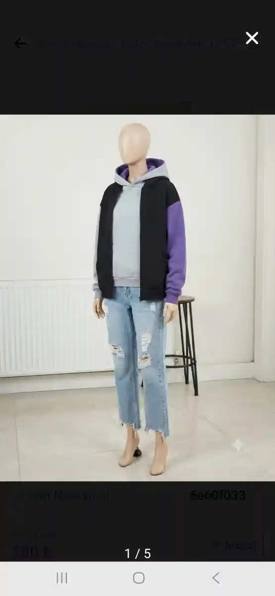 Kapüşonlu siyah-mor sweatshirt ve yırtık jean pantolon