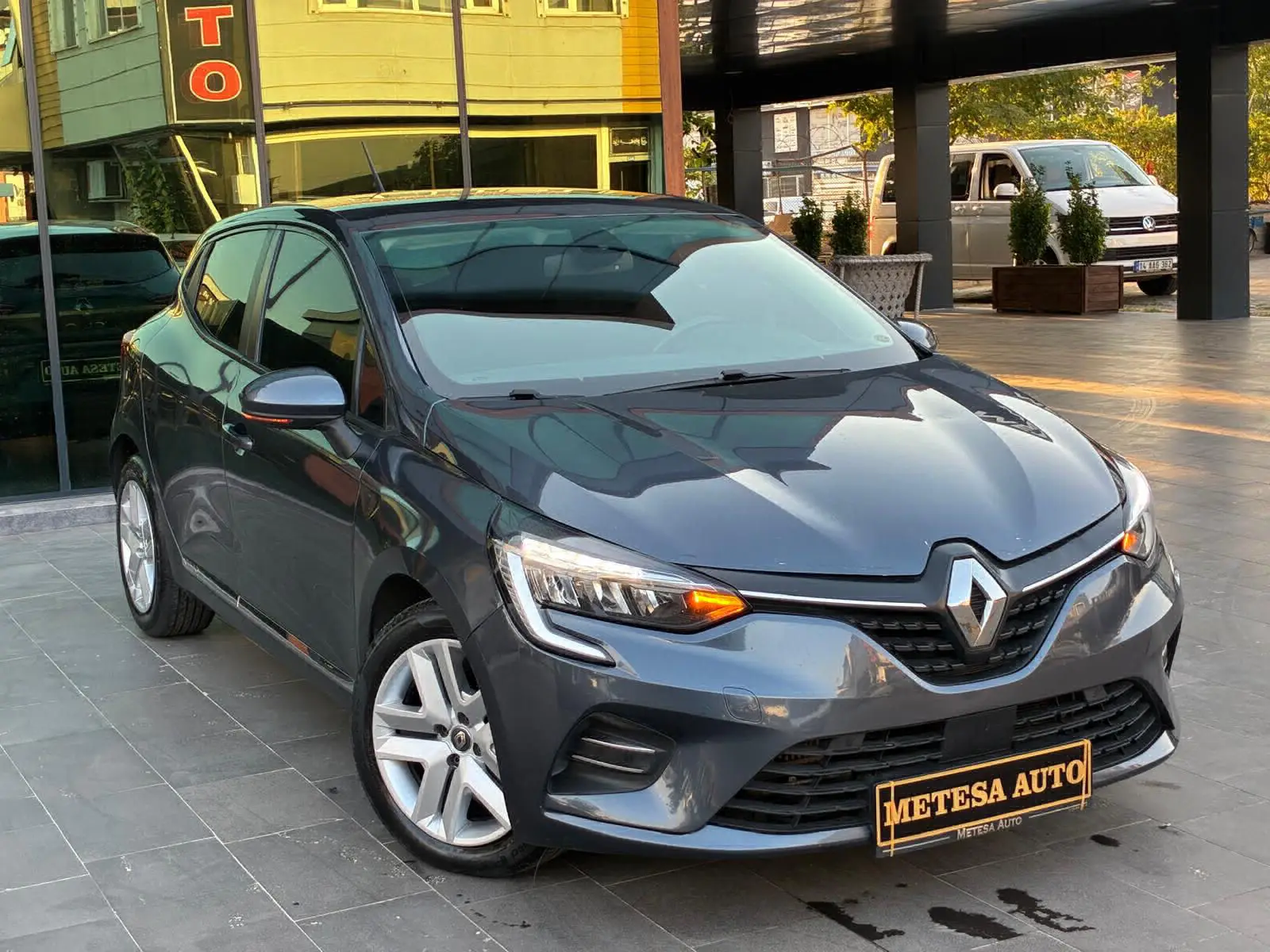 Gri renault clio hatchback