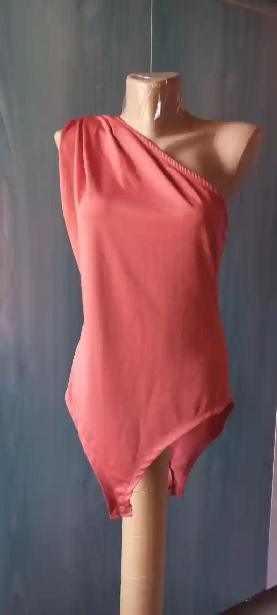Tek omuzlu pembe kadın badi