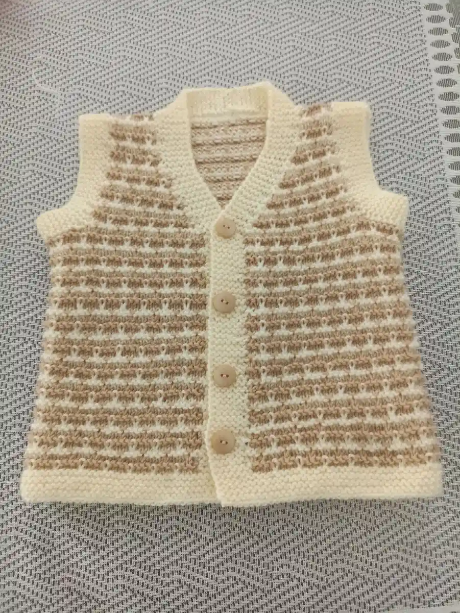 Krem renkli örgü yelek 1/1.5 yaş el yapımı boy 33 cm en 30 cm