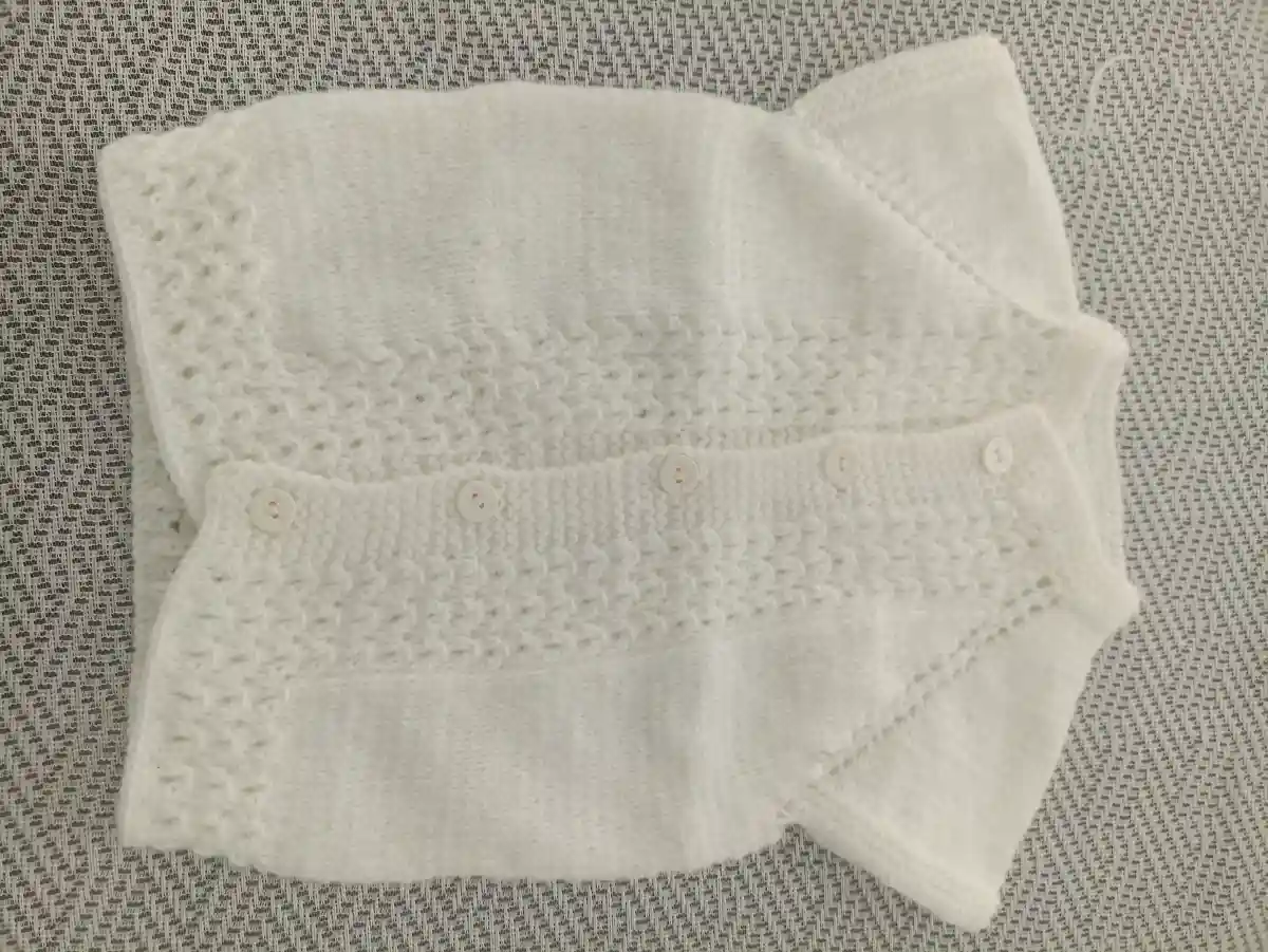 Beyaz örgü bebek yeleği el yapımı 0/6 ay boy 33 cm en 25 cm
