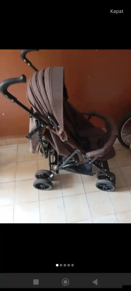 Kahverengi katlanabilir bebek arabası