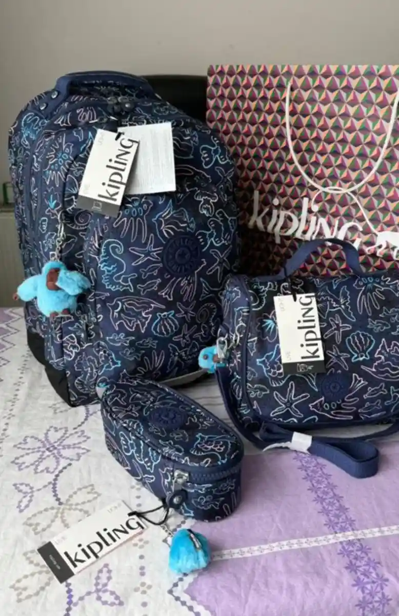 Kipling desenli sırt çantası ve aksesuar seti