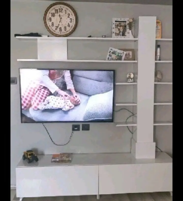 Modern beyaz tv ünitesi ve duvar rafı
