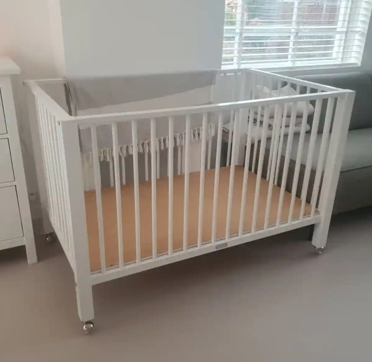 Beyaz ahşap bebek beşiği