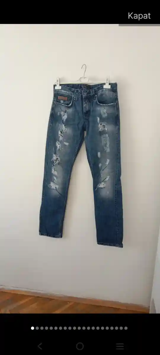Yırtık detaylı mavi kot pantolon