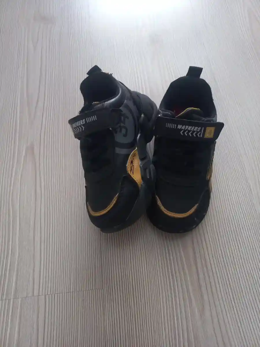 Siyah ve sarı çocuk spor ayakkabısı