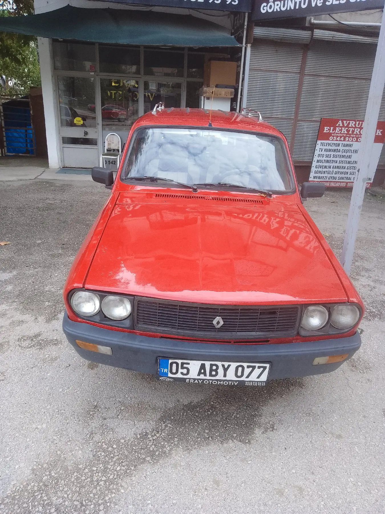Kırmızı renault araç